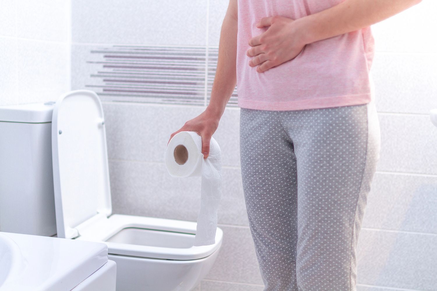 Žena trpící průjmem a zažívacími potížemi při IBS-D
